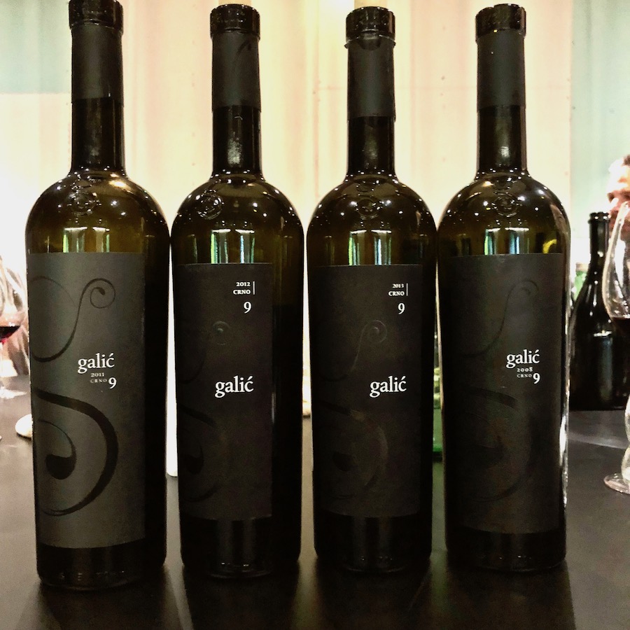 galic-tasting-crna-vertikala