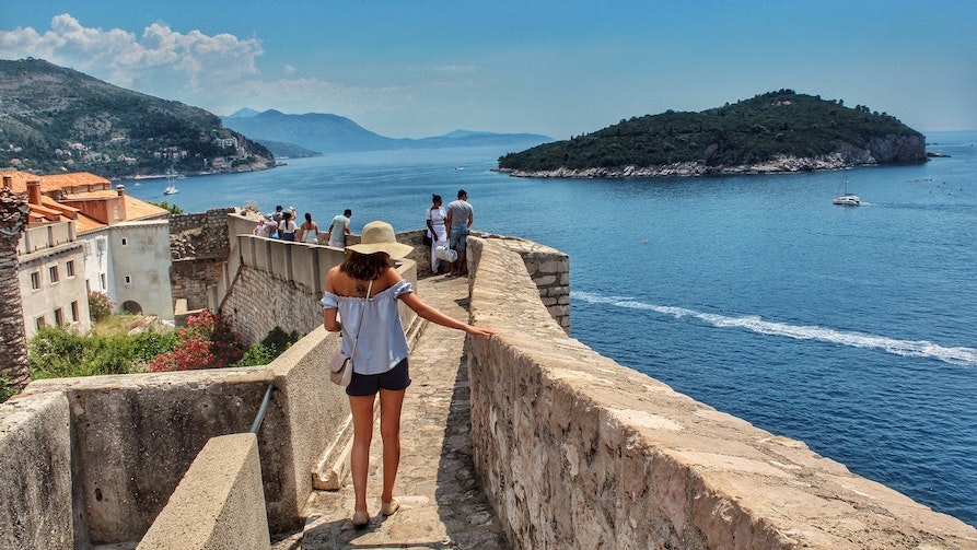 dubrovnik-zidine-turizam-turisti-sezona